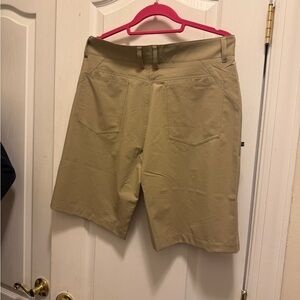 Oakley Men's Khaki Flat Front Shorts 
REGULAR FIT